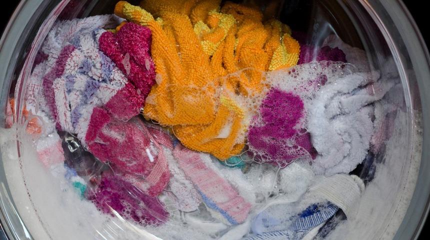 Bu y&ouml;ntemle &ccedil;amaşır makinesinde kire&ccedil;ten eser kalmıyor! Temizlik &uuml;r&uuml;nlerine para sa&ccedil;manıza gerek kalmadı...