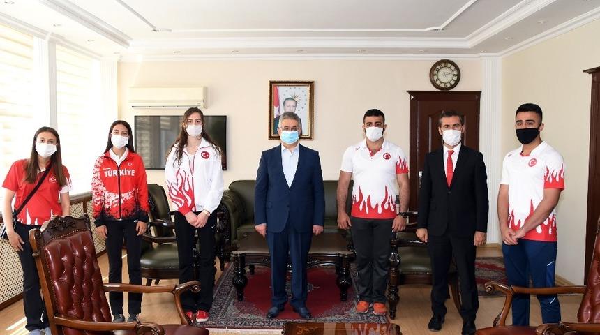 Milli sporcular Vali Aykut Pekmez ile bir araya geldi