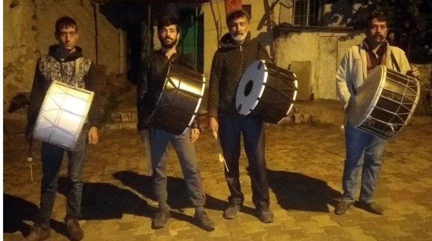 Ramazan davulcusunun bahşişini belediye &ouml;d&uuml;yor