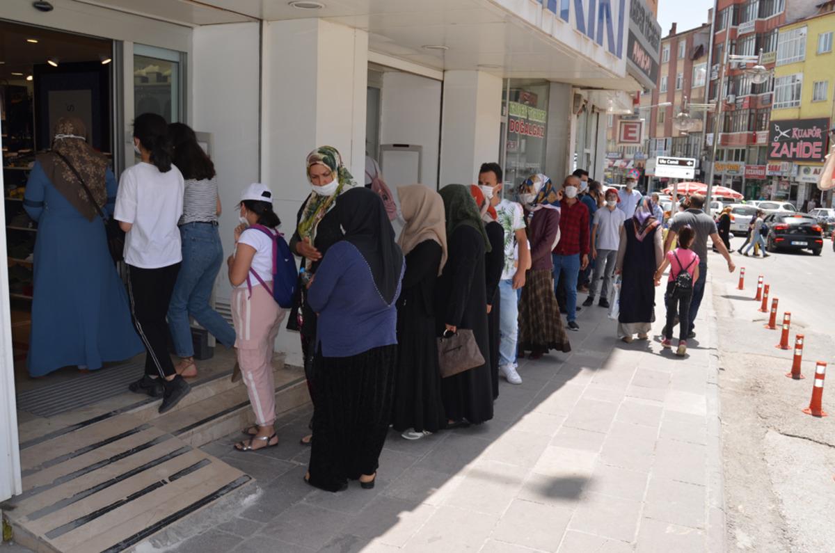 Bayram alışverişinde sosyal mesafe unutuldu