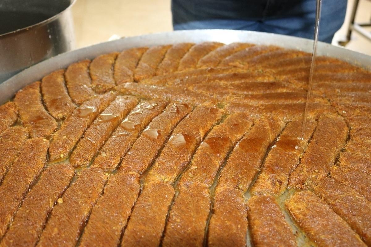 Diyarbakır&rsquo;da korona vir&uuml;s ve kısıtlamaya rağmen tatlıcılarda bayram yoğunluğu başladı