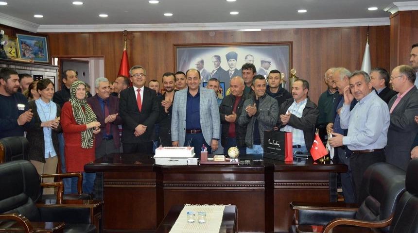 Başkan Demirtaş &ccedil;alışanları bayram &ouml;ncesi mutlu etti