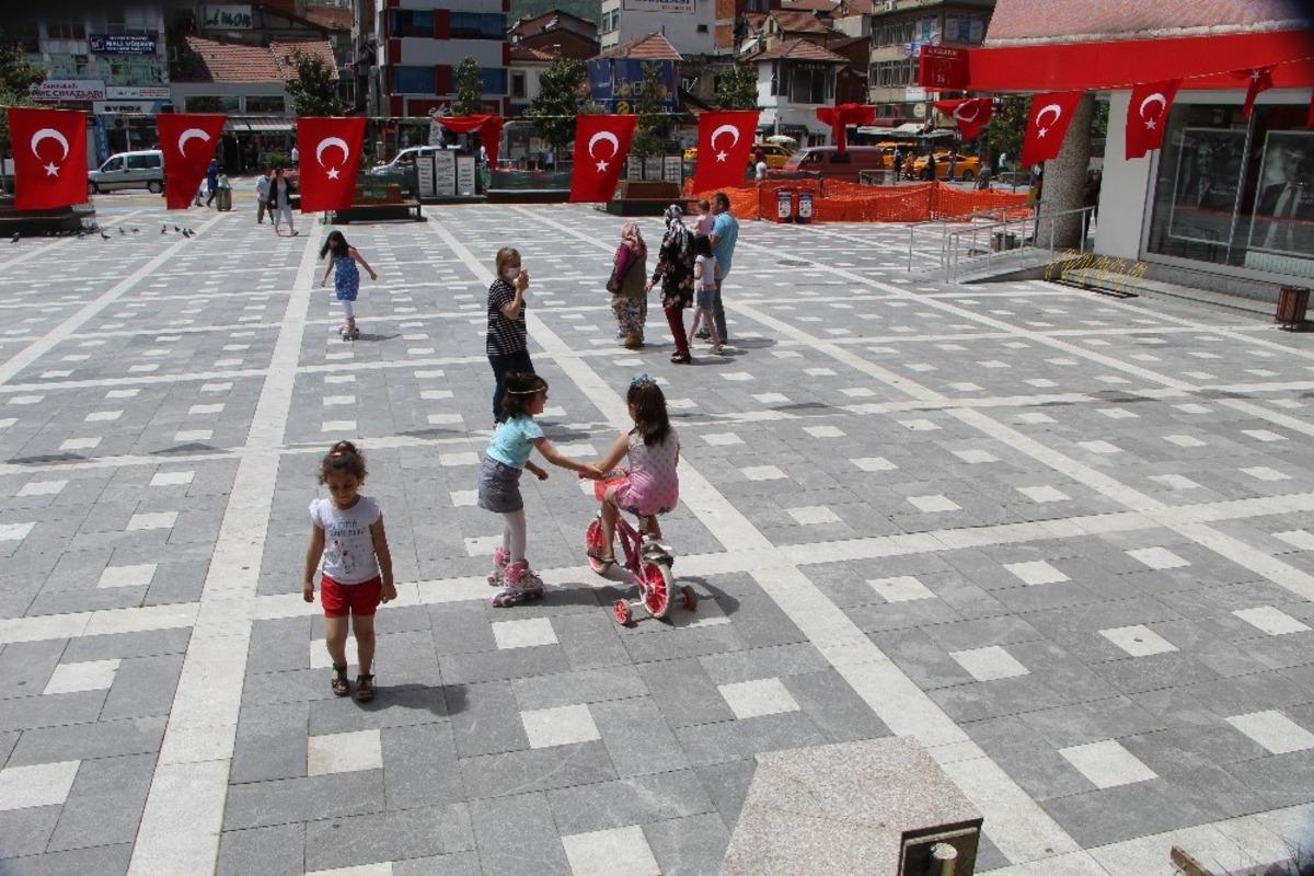 Devrek&rsquo;te kısıtlamanın ardından vatandaşlar sokaklara akın ettiler