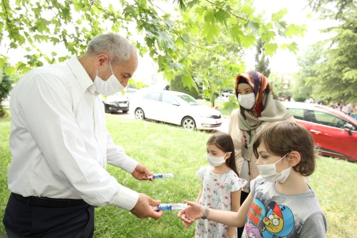 Başkan B&uuml;y&uuml;kg&ouml;z&rsquo;den &ccedil;ocuklara kitap hediye etti