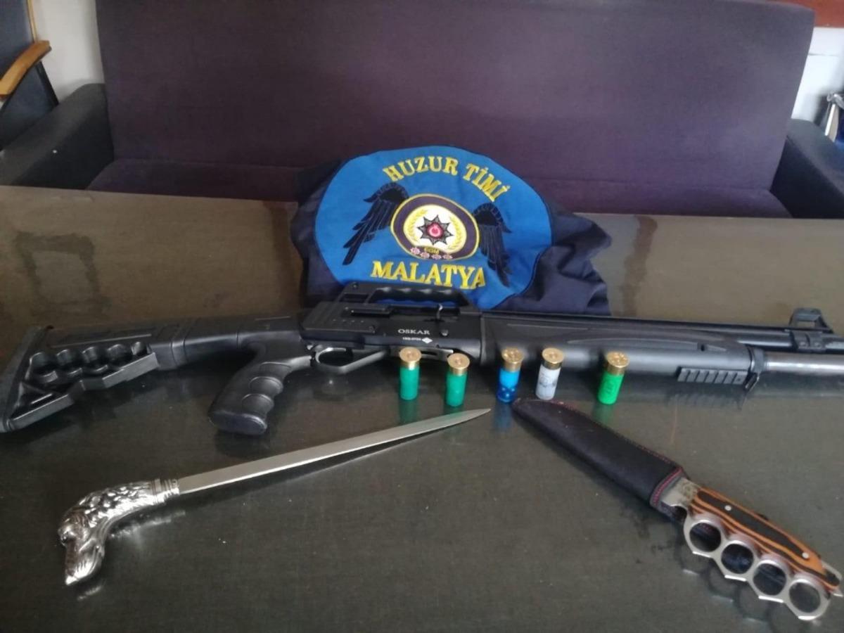 Malatya&rsquo;da uyuşturucu ve silahlar ele ge&ccedil;irildi