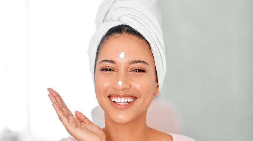 Bir&ccedil;ok &uuml;nl&uuml; bu y&ouml;ntemleri tercih ediyor! İşte porselen gibi cilt i&ccedil;in bakım &ouml;nerileri...