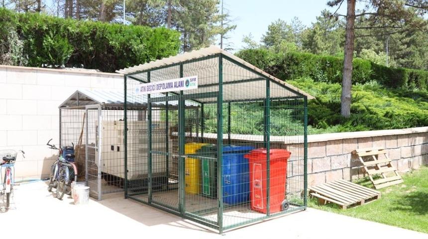 Aksaray&rsquo;da şehrin muhtelif noktalarına atık ge&ccedil;ici depolama &uuml;niteleri yerleştirdi