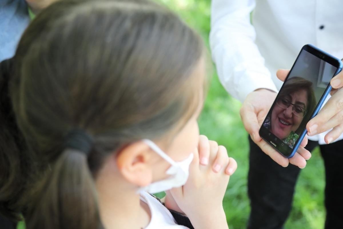 Fatma Şahin &ccedil;ocuklarla ve gen&ccedil;lerle canlı yayında buluştu