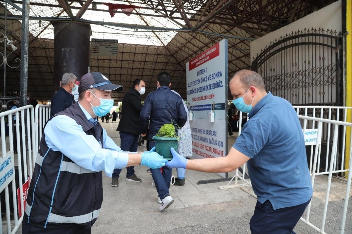 Şahinbey&rsquo;den vatandaşlara 30 bin adet reyhan &ccedil;i&ccedil;eği