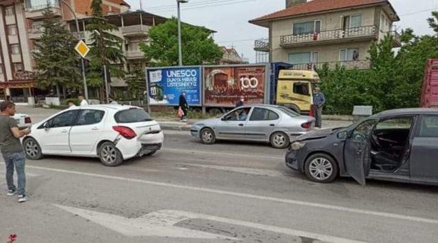 Beypazarı’nda zincirleme kaza: 3 araç birbirine girdi