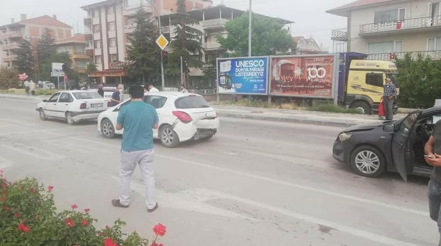 Beypazarı&rsquo;nda zincirleme kaza: 3 ara&ccedil; birbirine girdi