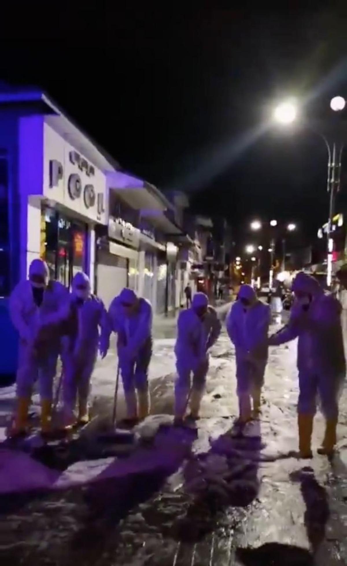 Ağrı Belediyesi halay &ccedil;ekerek cadde ve sokakları yıkadı