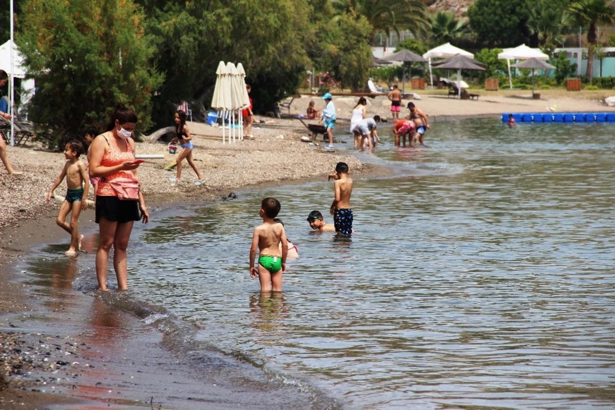 &Ccedil;ocukların ilk işi denize girmek oldu