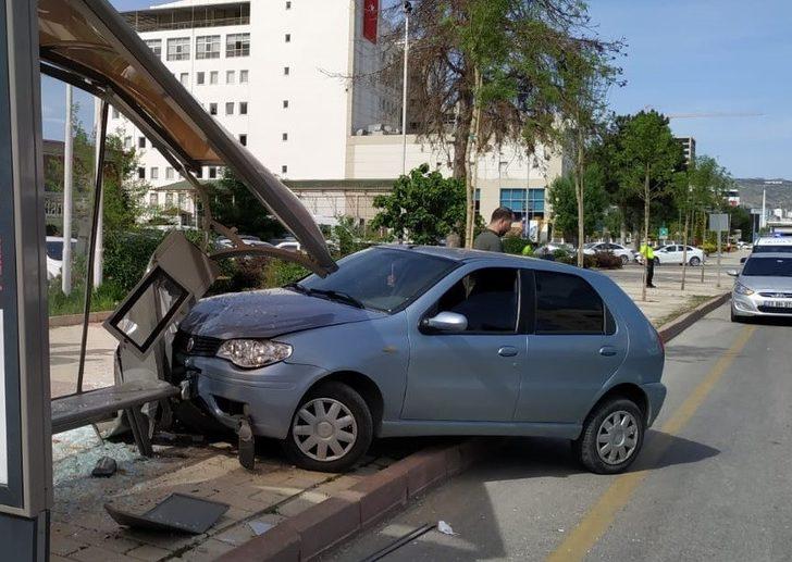 Otomobil, otobüs durağına girdi G1