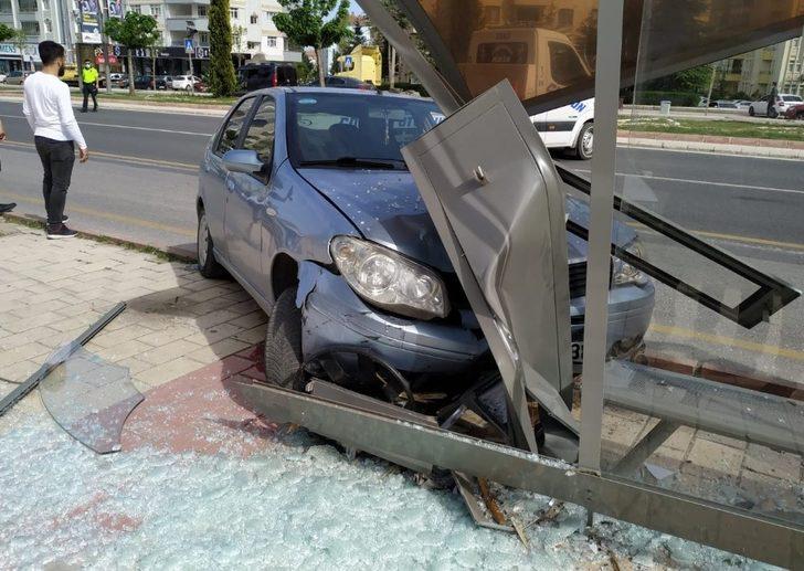 Otomobil, otobüs durağına girdi G2