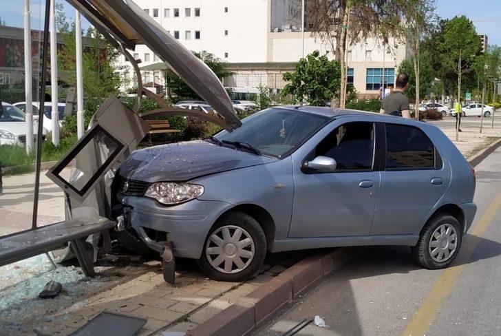 Otomobil, otobüs durağına girdi G3