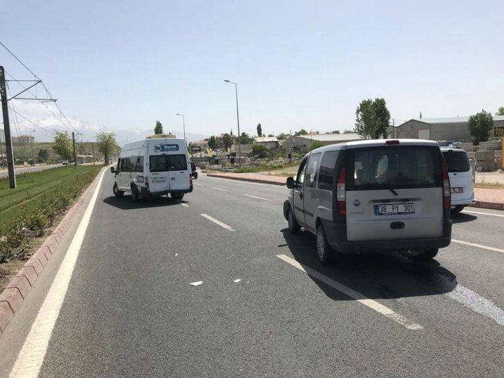 Ticari araç servise arkadan çarptı: 3 yaralı G2