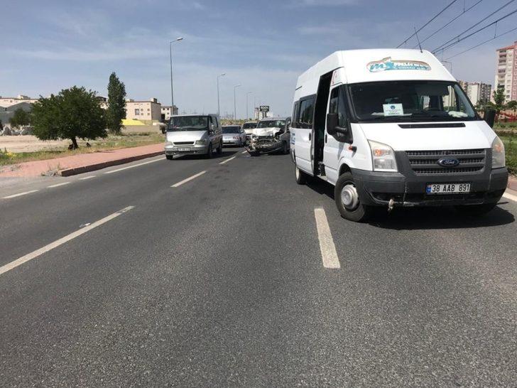 Ticari araç servise arkadan çarptı: 3 yaralı G4