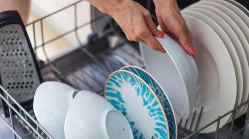 Meğer bulaşıklar bu yüzden çiziliyormuş! Bulaşık makinesindeki bu sorunu gidermek için...