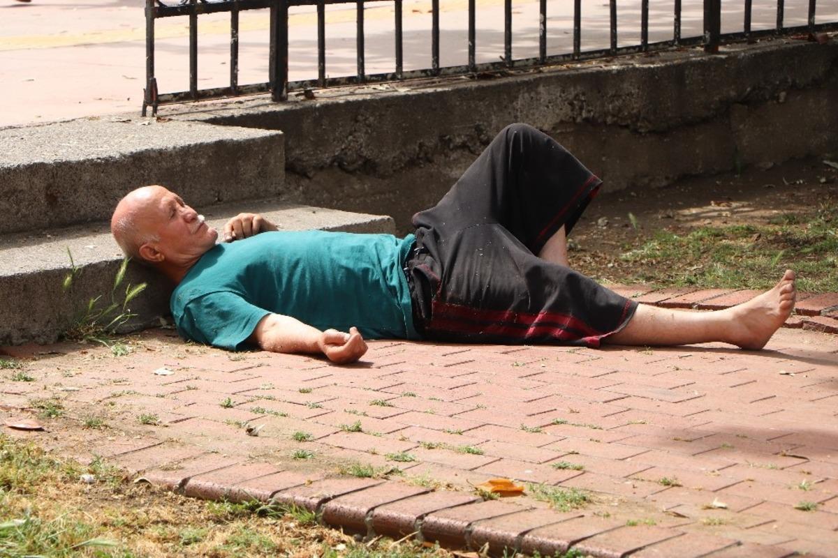 Alkoll&uuml; vatandaş polise zor anlar yaşattı