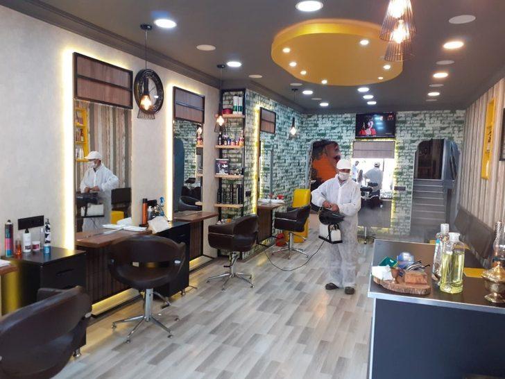 Akhisar Belediyesi’nin, berber ve kuaförlerdeki dezenfekte işlemi devam ediyor G3