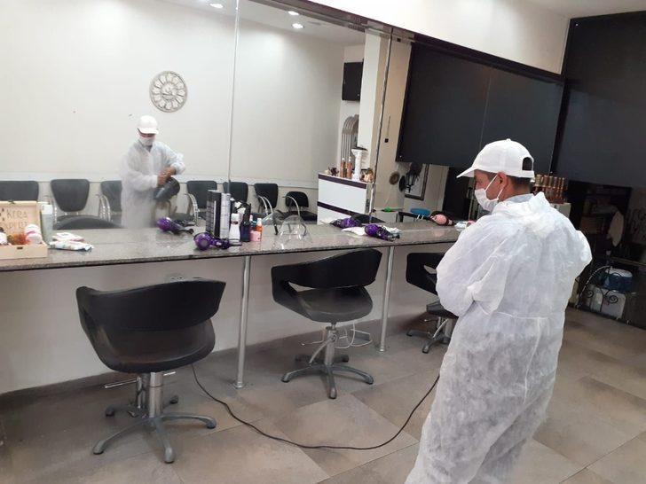 Akhisar Belediyesi’nin, berber ve kuaförlerdeki dezenfekte işlemi devam ediyor G4
