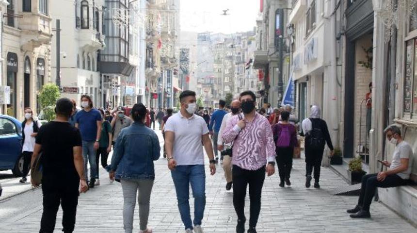 İstanbul'dan korkutan g&ouml;r&uuml;nt&uuml;ler! İstiklal Caddesi'nde kalabalık artıyor