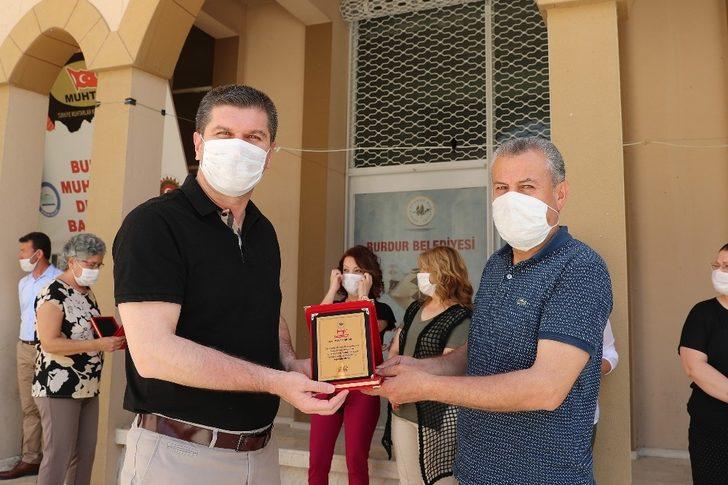 Başkan Ercengiz, 240 bin maske üreten gönüllüleri plaketle ödüllendirdi. G2