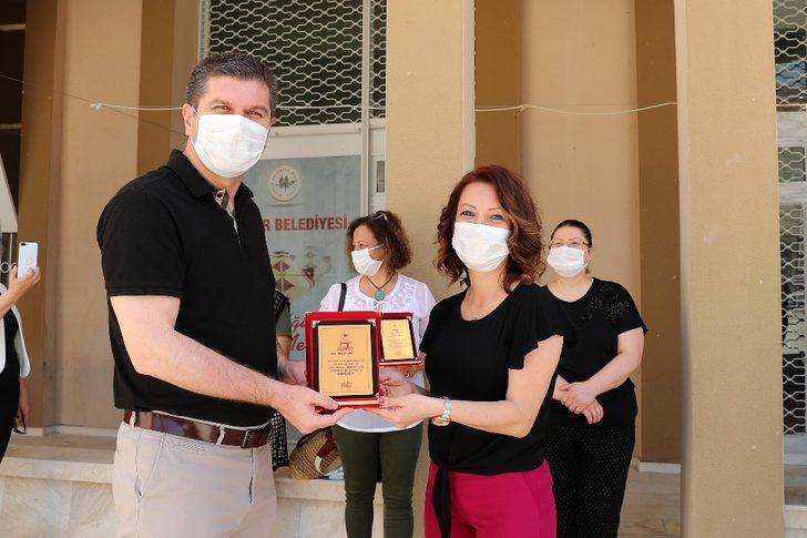 Başkan Ercengiz, 240 bin maske üreten gönüllüleri plaketle ödüllendirdi. G3