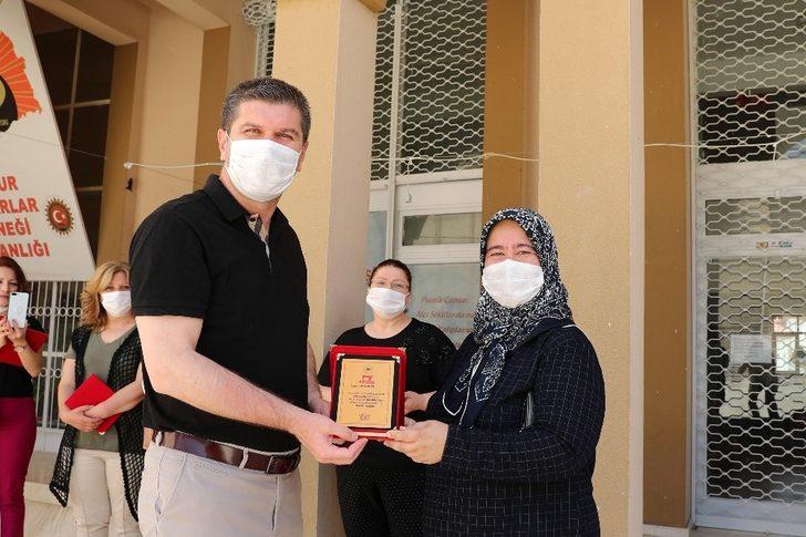 Başkan Ercengiz, 240 bin maske üreten gönüllüleri plaketle ödüllendirdi. G4