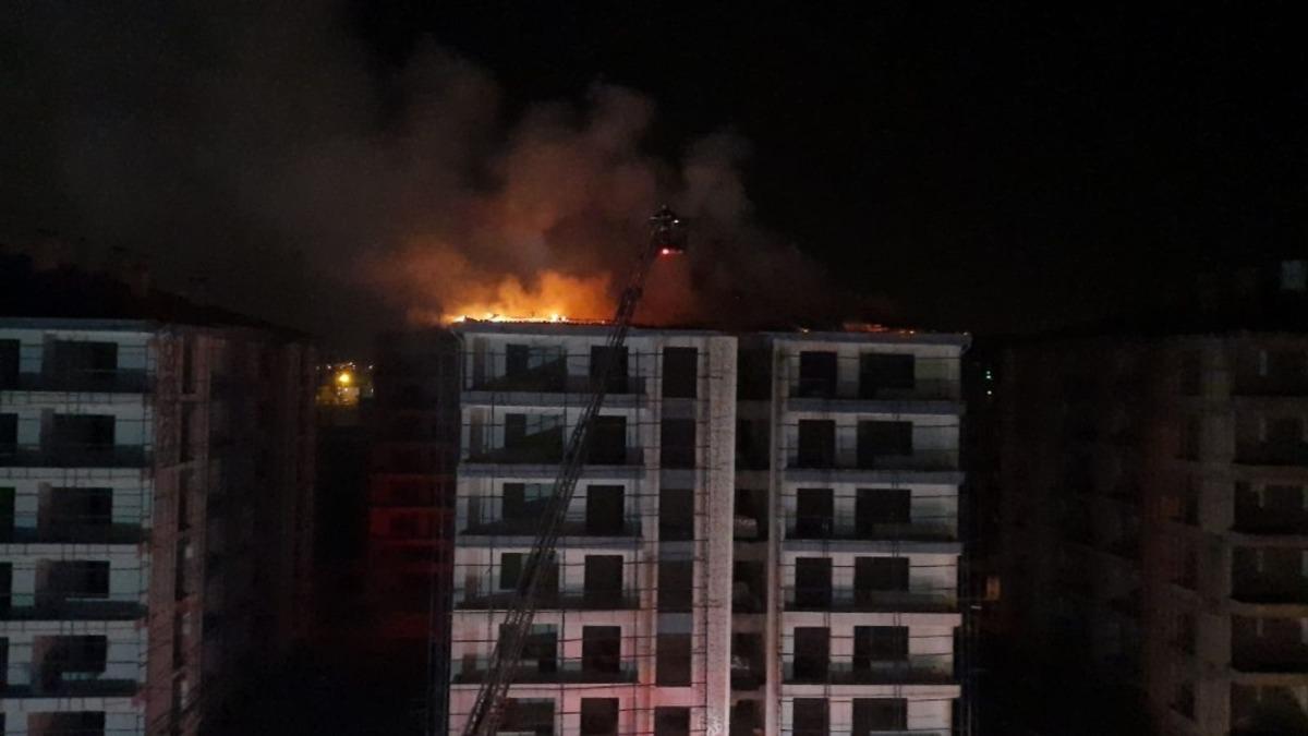 Afyonkarahisar&rsquo;da korkutan yangın! Yıldırım isabet eden binanın &ccedil;atısı alev alev yandı