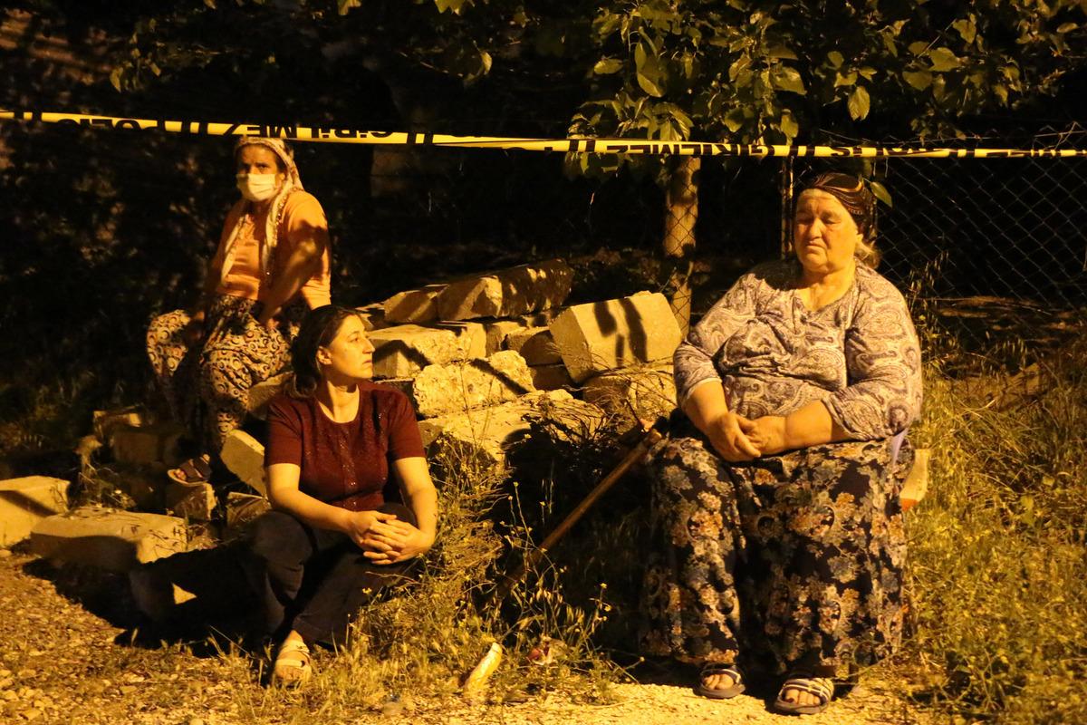 Bipolar hastası kadın yengesi ve oğlunun boğazını kesti