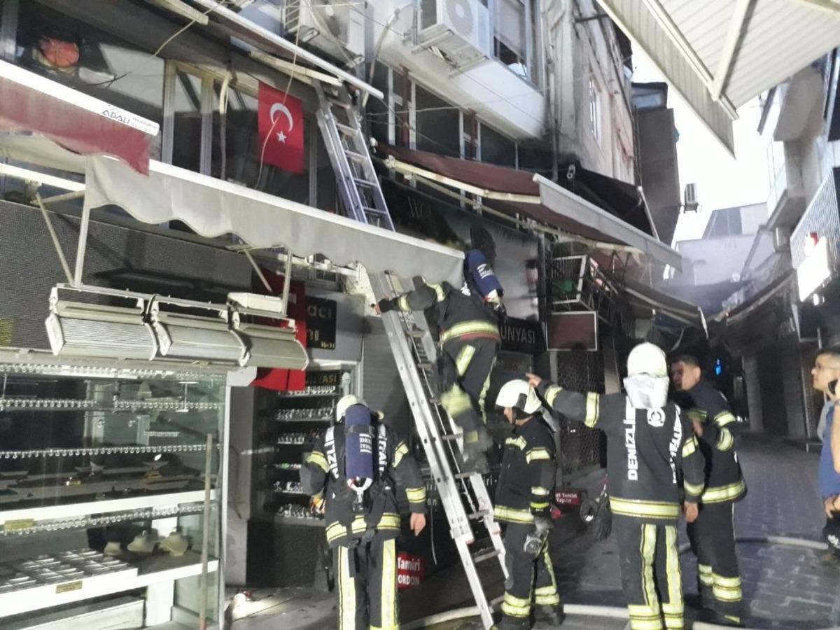 İş hanındaki d&uuml;kkanda &ccedil;ıkan yangın diğer d&uuml;kkanlara sı&ccedil;ramadan s&ouml;nd&uuml;r&uuml;ld&uuml;