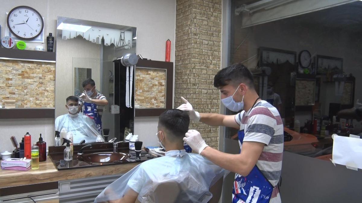 İstanbul'da berberlerin bayram mesaisi!  02.30'a kadar &ccedil;alıştılar