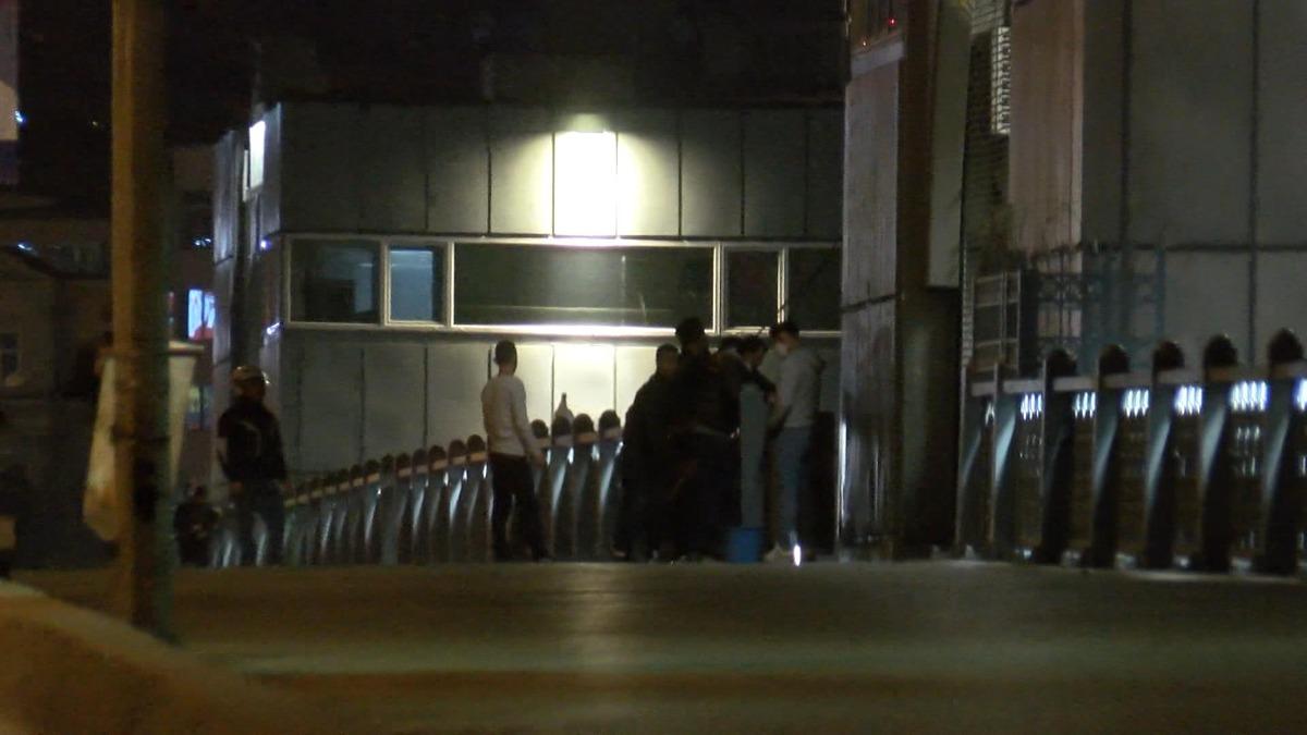 Galata K&ouml;pr&uuml;s&uuml;'nde yasağa rağmen balık tuttular dans ettiler