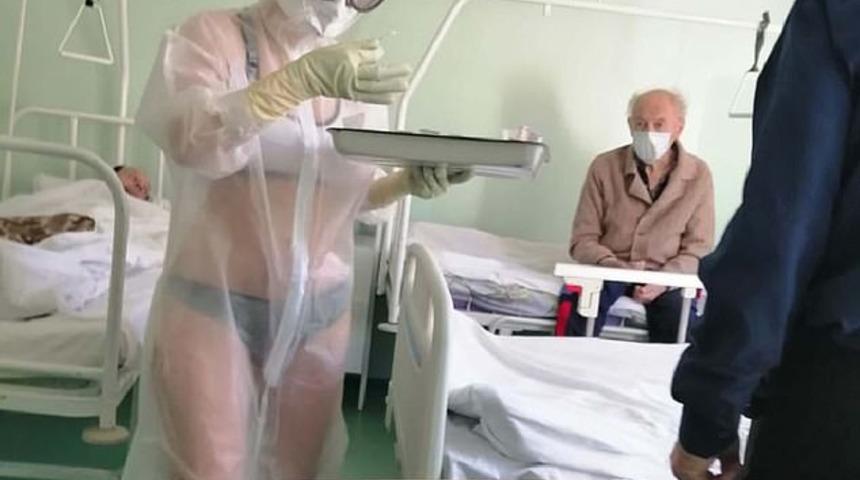 Rusya’da bir hemşire, şeffaf koruyucu giysi içine yalnızca iç çamaşırı giydiği için ceza aldı