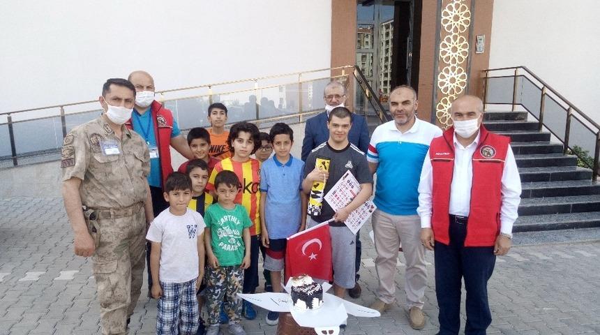 Down Sendromlu &ccedil;ocuğa doğum g&uuml;n&uuml; s&uuml;rprizi