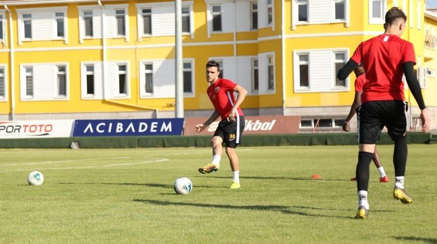 Kayserisporlu Gustavo Campanharo: &ldquo;Ligde kalacağız, biz buna inandık&rdquo;