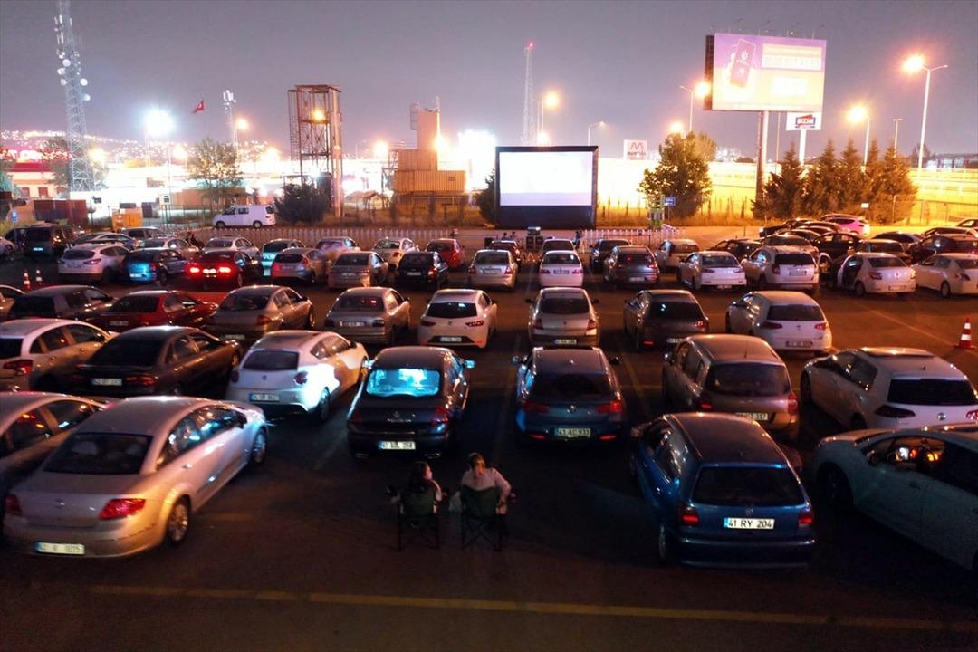 Kocaeli'de y&uuml;zlerce kişi 'a&ccedil;ık hava sineması' ile moral buldu