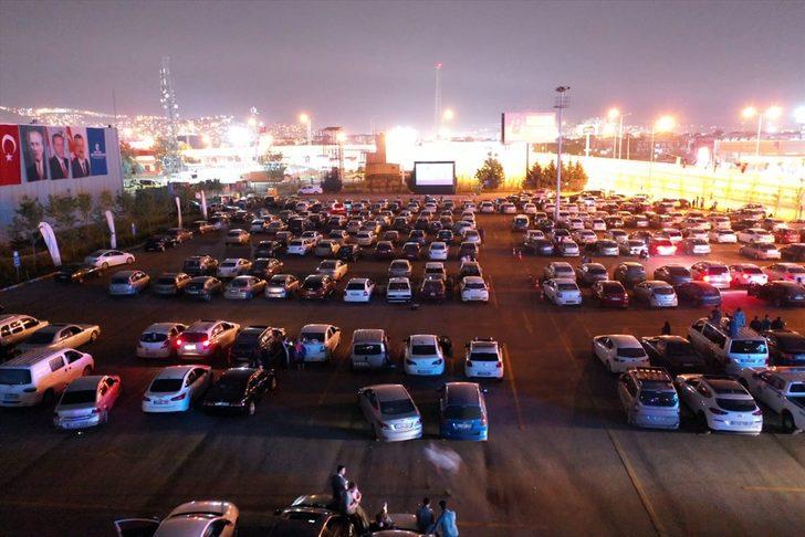 Kocaeli'de yüzlerce kişi 'açık hava sineması' ile moral buldu G1