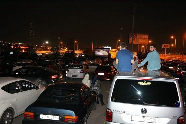 Kocaeli'de yüzlerce kişi 'açık hava sineması' ile moral buldu G3