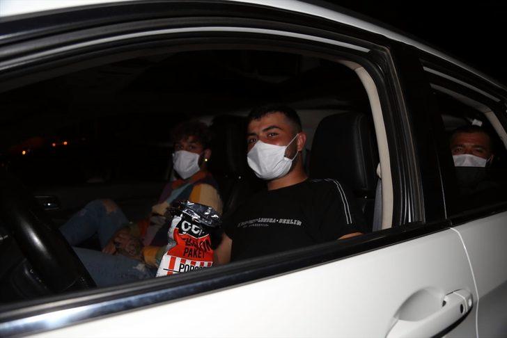 Kocaeli'de yüzlerce kişi 'açık hava sineması' ile moral buldu G4