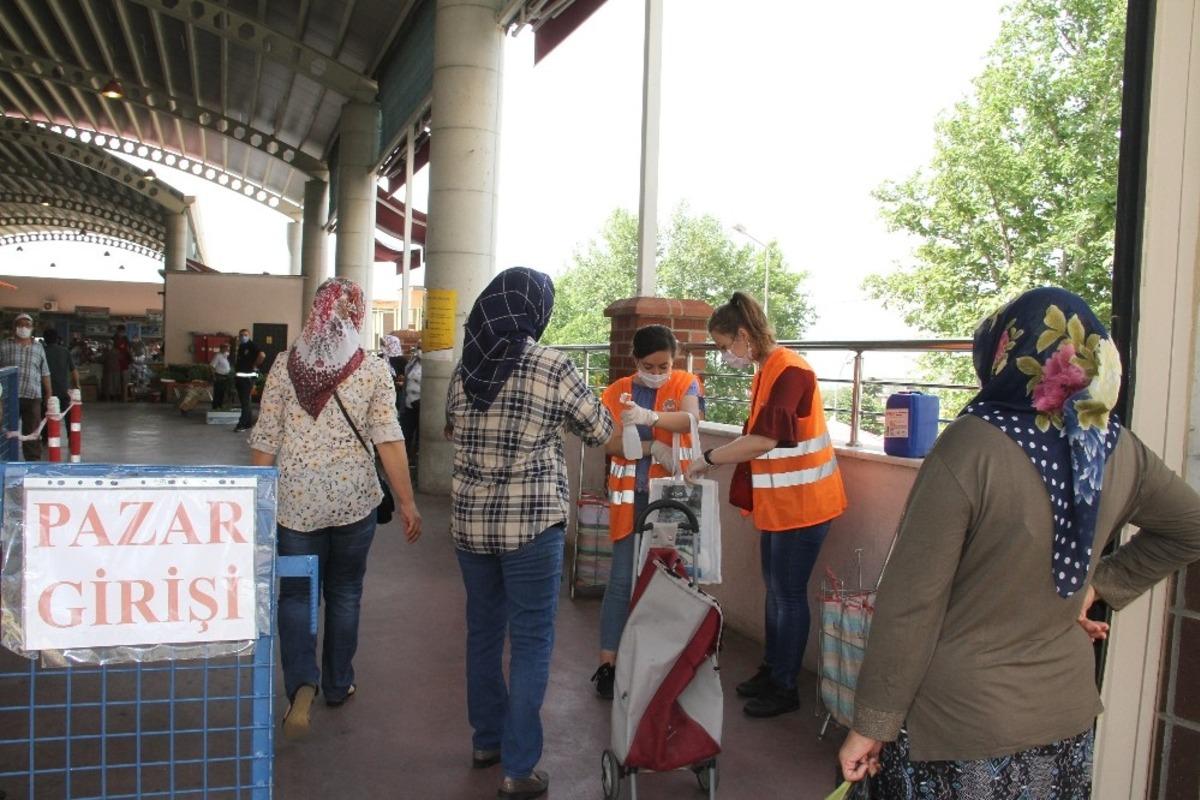 Kuyucak Belediyesi pazaryerlerinde korona vir&uuml;s tedbirlerini s&uuml;rd&uuml;r&uuml;yor