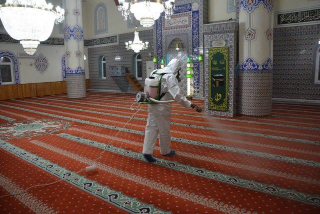 İzmit’te ibadete açılacak camiler dezenfekte ediliyor