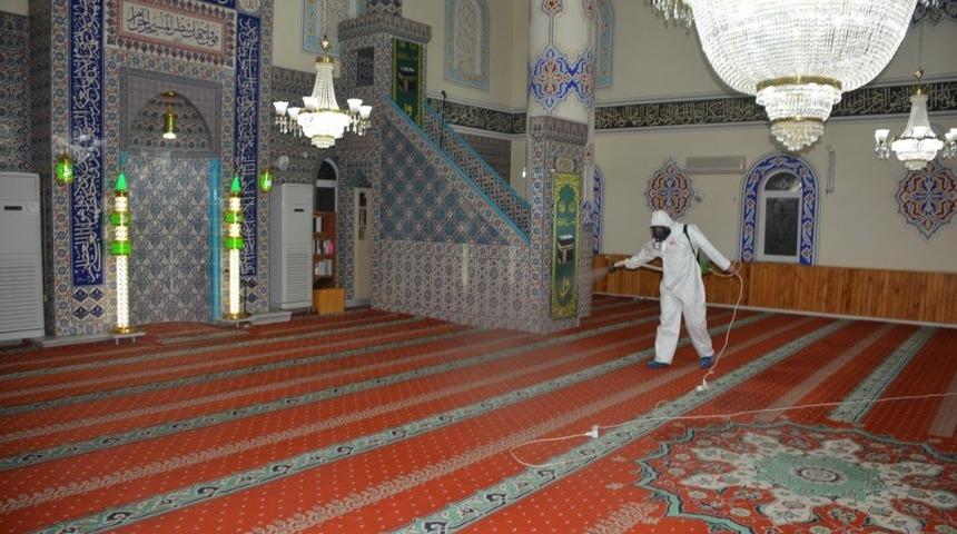 İzmit&rsquo;te ibadete a&ccedil;ılacak camiler dezenfekte ediliyor