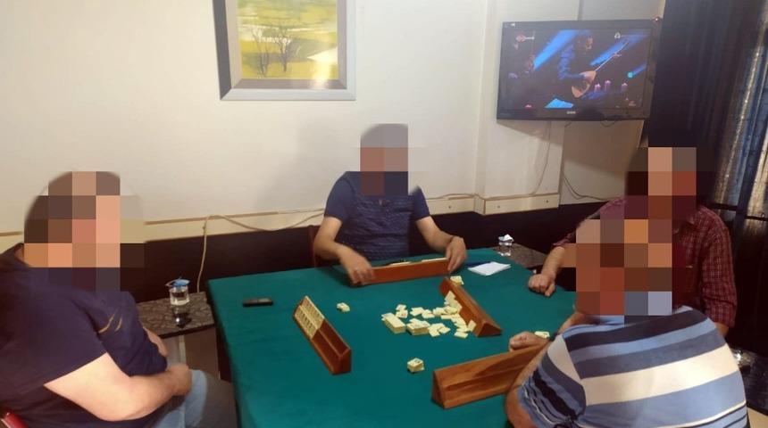 Kumar oynatılan iş yerini kapatmak i&ccedil;in gelen ekipler, 4 kişiyi okey oynarken buldu