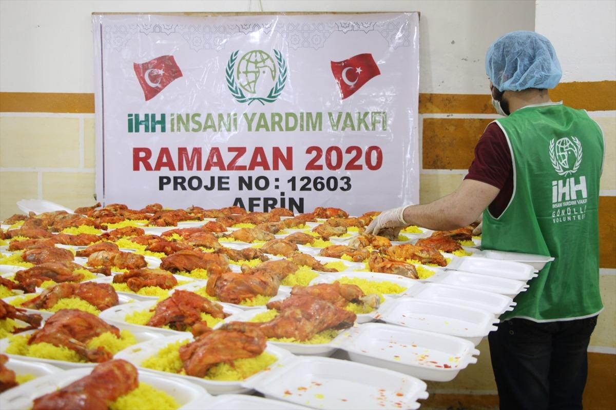 İHH, Afrin'de 20 bin kişilik iftar yemeği dağıttı