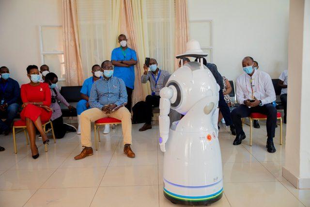 Ruanda'da koronavirüse karşı robotlar devrede