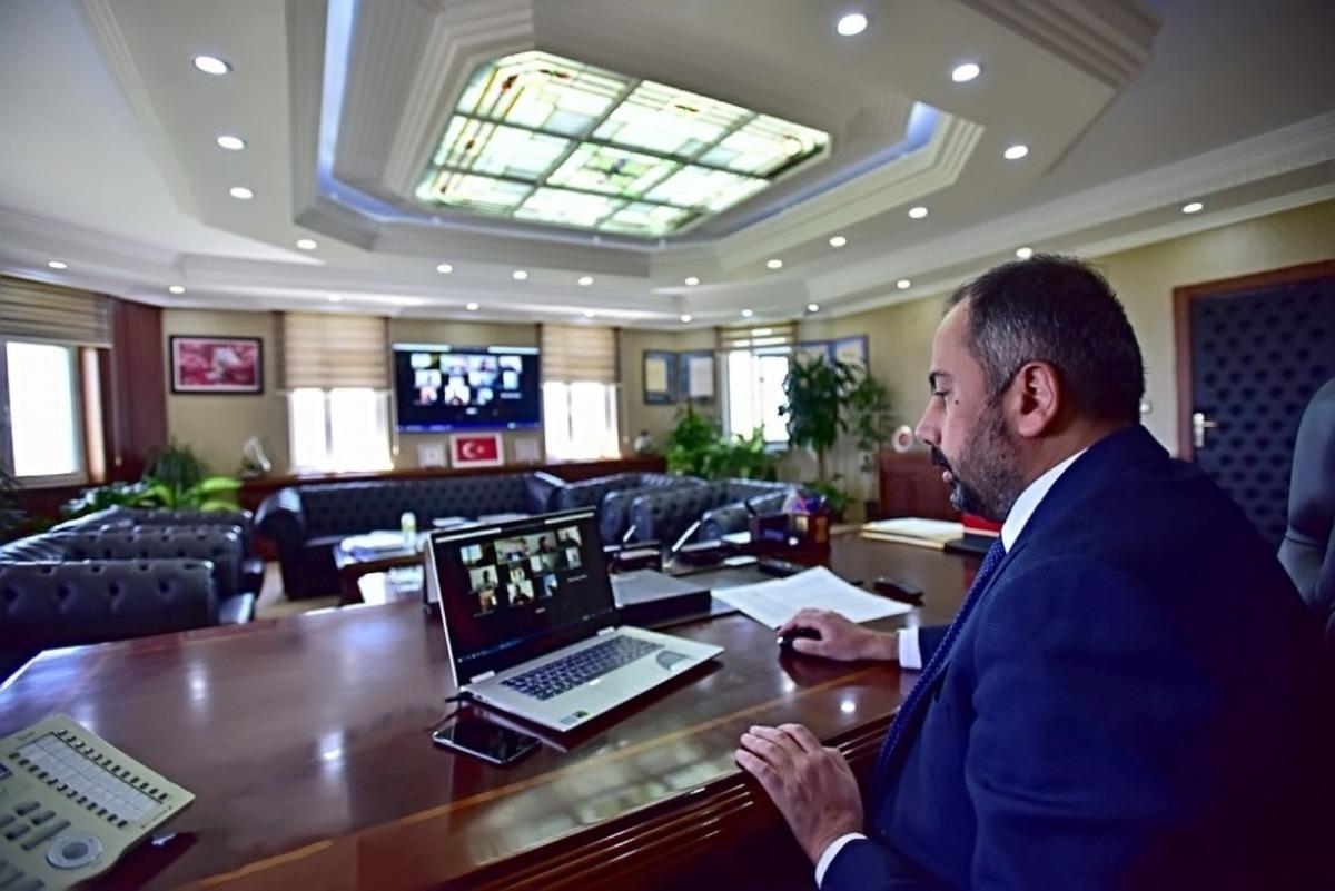 Rekt&ouml;r Şevli gazetecilerle g&ouml;r&uuml;şt&uuml;