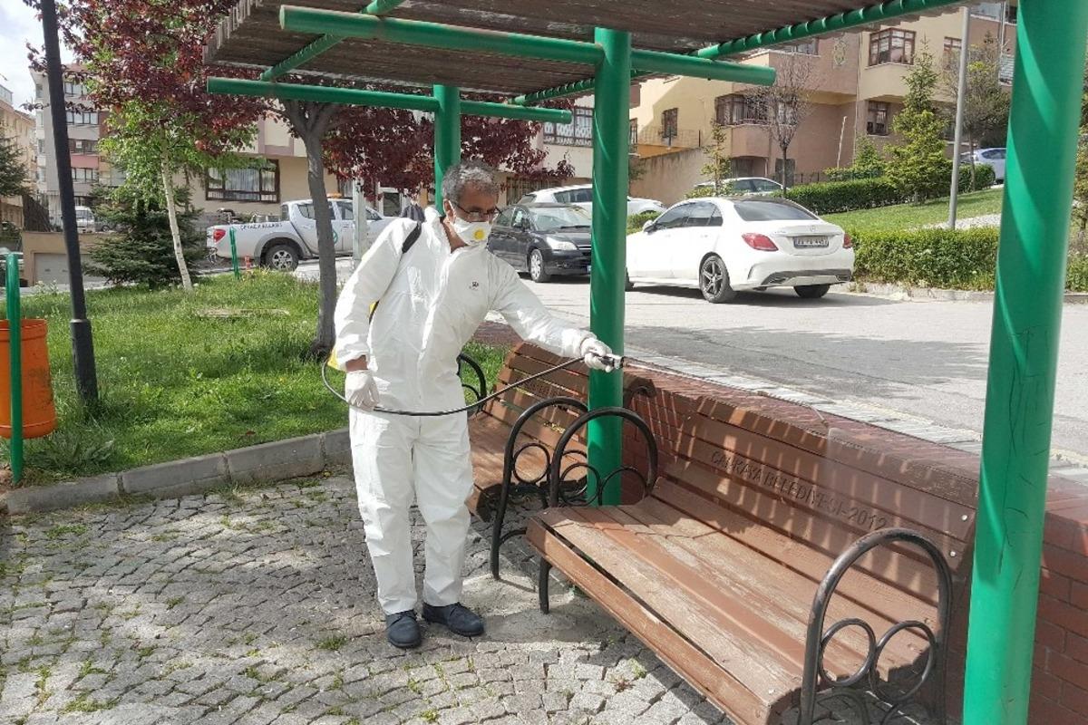 &Ccedil;ankaya parklarına ila&ccedil;lı dezenfekte